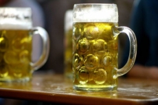 10 gifs que muestran las maneras más creativas de beber cerveza