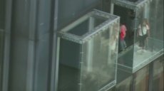 El piso de vidrio de uno de los balcones de la Torre Willis en Chicago se resquebraja