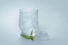 9 Usos desconocidos del vodka para el hogar .