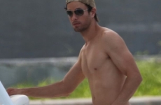 A Enrique Iglesias le gusta nadar ¡desnudo!