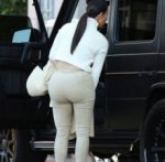 A Kim Kardashian ¿le aprieta el pantalón?