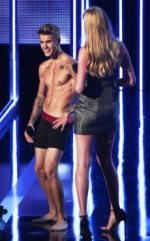 Abuchean a Justin Bieber por quitarse la ropa en un evento benéfico