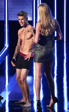 Abuchean a Justin Bieber por quitarse la ropa en un evento benéfico