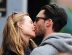 Adam Levine, captado en momento romántico con su prometida