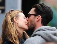 Adam Levine, captado en momento romántico con su prometida
