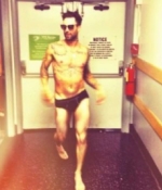 Adam Levine muestra sus calzoncillos en la red