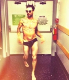 Adam Levine muestra sus calzoncillos en la red