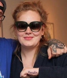 Adele presume nuevo tatuaje en Facebook