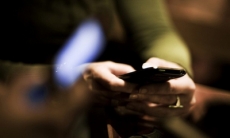 Adictos al celular pasan 639 minutos diarios usando su teléfono.