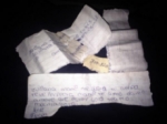 Adolescente tiró “papelitos” envueltos en una piedra con mensajes de amor Juliana