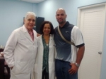 Albert Pujols visita el hospital Robert Reid Cabral; asume tratamiento de un niño