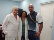 Albert Pujols visita el hospital Robert Reid Cabral; asume tratamiento de un niño