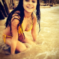 Alerta hot! Selena Gómez aparece y publica una sexy foto en Bikini.