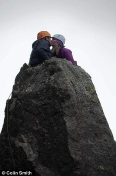 Alpinista muere tras pedirle matrimonio a su novia en la cima de una montaña
