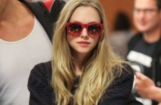 Amanda Seyfried pone en jaque seguridad en aeropuerto