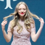 Amanda Seyfried viajó armada en un avión y lo confesó