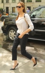 Angelina Jolie mantiene contacto con sus ex maridos