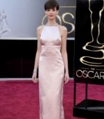 Anne Hathaway se disculpa por el vestido que usó en los Oscar