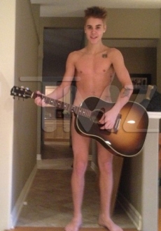 Aparecen fotos de Justin Bieber desnudo cubriéndose con una guitarra