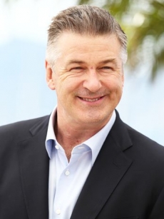 Arrestan al actor Alec Baldwin por manejar una bicicleta en vía contraria.