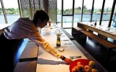 Aumentan 14% al salario mínimo de empleados de hoteles y restaurantes