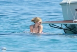 Avril Lavigne besa a chica en su nuevo video