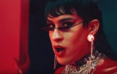 Bad Bunny se viste de mujer en nuevo video