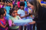 Belinda consiente a niñas de la calle