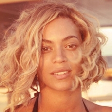 ¡Beyoncé es arrastrada fuera del escenario por un fan!