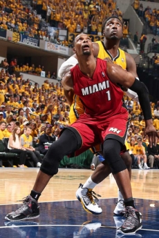 Bosh con las manos vacías en ambos extremos de la cancha.