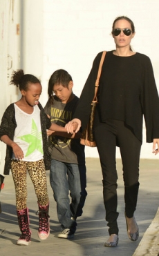 Brad Pitt y Angelina Jolie eligen a su hija Zahara como dama de honor