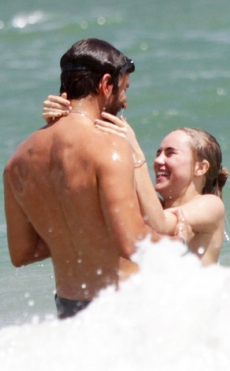 Bradley Cooper y Suki Waterhouse ya no ocultan su romance