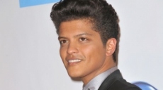 ¡Bruno Mars dedica canción a niña que se salvó gracias a su música!