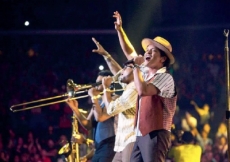 Bruno Mars, electrizante