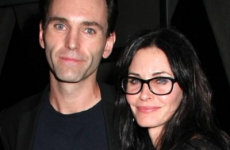 ¡Captan a Courteney Cox con enorme anillo de matrimonio!