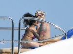 Captan a Rihanna besando a una mujer en bikini