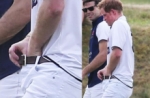 Captan al Príncipe Harry tocando sus partes íntimas.