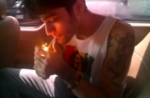 Captaron en video a Louis Tomlinson y ZaIntegrantes de One Direction, fumando marihuana