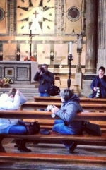 Cara Delevingne se enoja con un paparazzi por seguirla en la iglesia