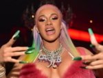 Cardi B se traslada a su época de adolescente y recomienda a las niñas no fumar