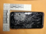 Celular salva a un hombre; frena bala durante asalto en Florida