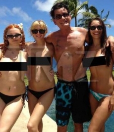 Charlie Sheen y sus ángeles semidesnudas