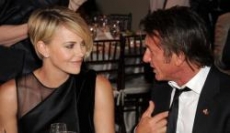 Charlize Theron y Sean Penn... miradas que hablan por sí solas