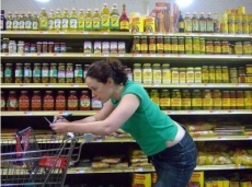Chicas aprendan a reducir en la lista de la compra.