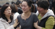 China: familiares del avión desaparecido pernoctan en la Embajada Malasia como protesta