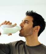 Científico recomienda dejar de consumir leche baja en grasa.