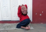 Hombre con cabeza al revés es gran orador motivacional