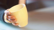 ¿Cómo reacciona el cerebro cuando se cae la taza del café?