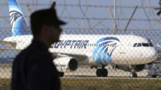 Concluye el secuestro del avión de EgyptAir; el autor se entrega a las autoridades