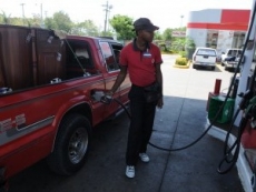 Congelan otra vez los precios de los combustibles.